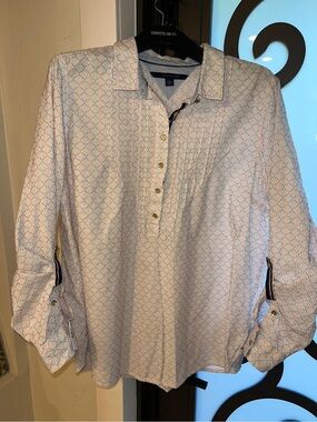 Tommy Hilfiger Classic White Men's Button-Down Shirt with Subtle Pattern